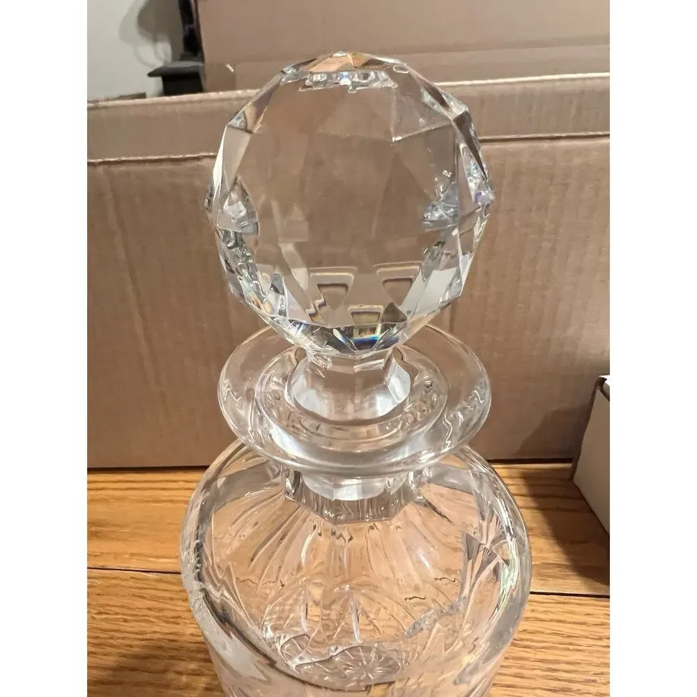 VTG. Crystal Glass Cut Liquor Decanter & Stopper. Sleek Whiskey Bourbon